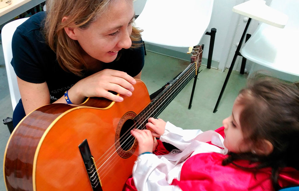 “Ressonant amb el Rett”: musicoteràpia per a les nenes i dones de l’Associació Catalana de la Síndrome de Rett